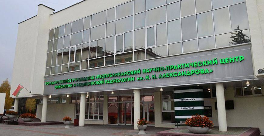 В графике Александр Лукашенко снова медицинская тематика. Президент посещает клиники в Минском районе