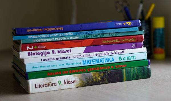 Часы изучения русского языка в школах Латвии сокращаются: что делать родителям?