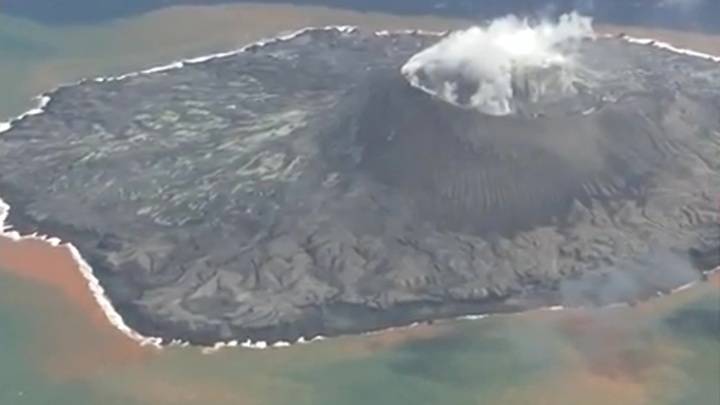 Проснувшийся вулкан Асо засыпает окрестности раскаленными осколками