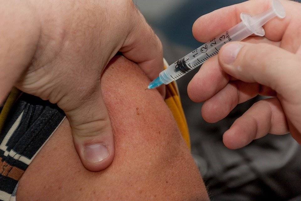 В России осталось два региона без обязательной вакцинации