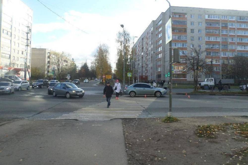 Пенсионерка попала под колеса автомобиля в Пскове на проспекте Энтузиастов