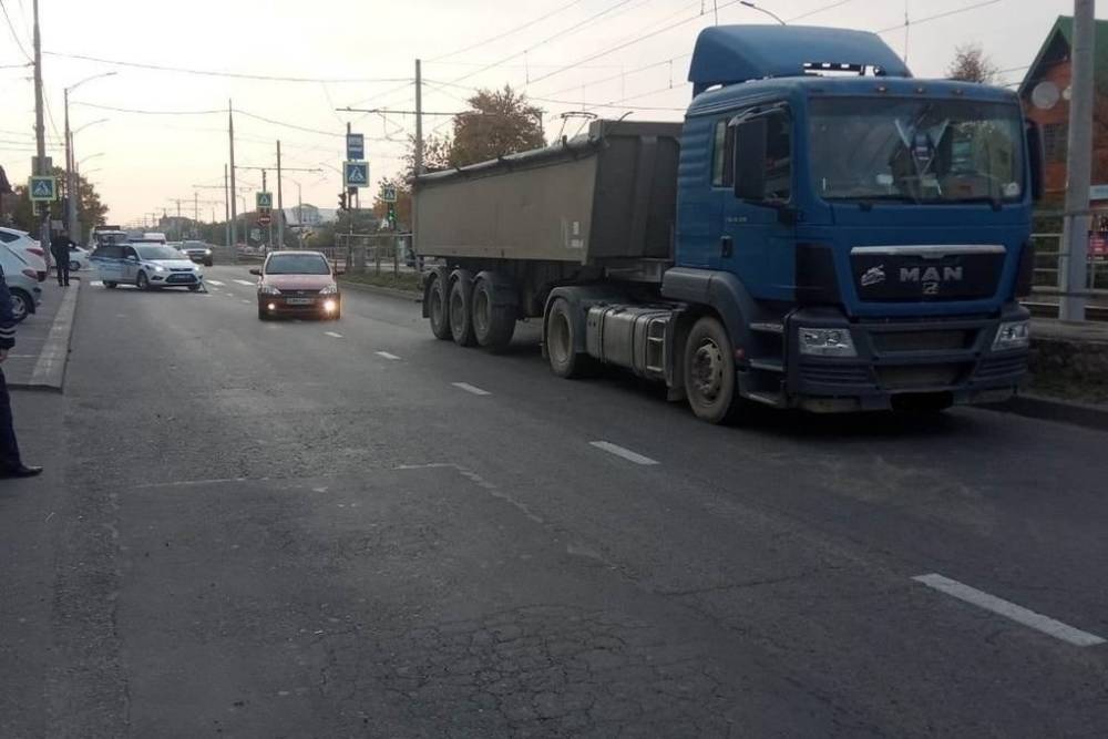 В Краснодаре под колёсами грузовика погибла 17-летняя девушка