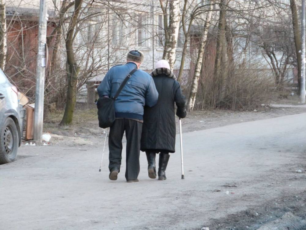 Пожилых петербуржцев не будут пускать на работу без QR-кода