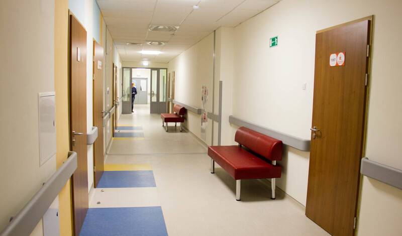 Из главной тобольской больницы медики уходят из-за урезания зарплат