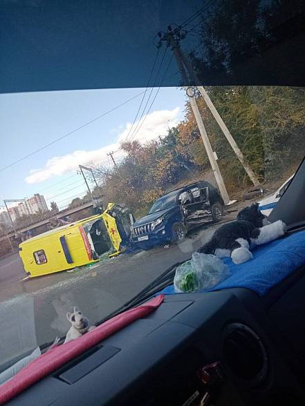 В Ростове столкнулись внедорожник и реанимобиль, пострадала фельдшер