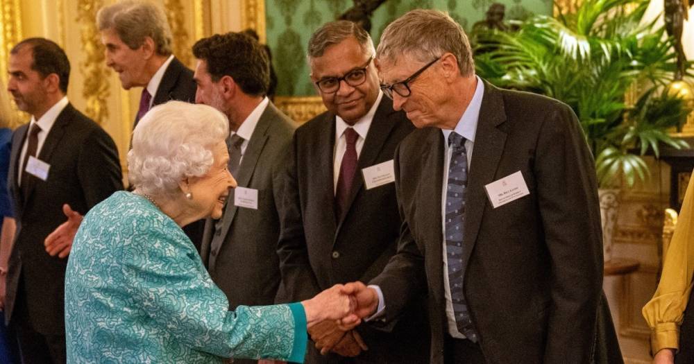 Елизавета II пожала руку Биллу Гейтсу (видео)