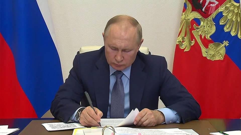 Владимир Путин согласился с предложением ввести в стране нерабочие дни с 30 октября по 7 ноября