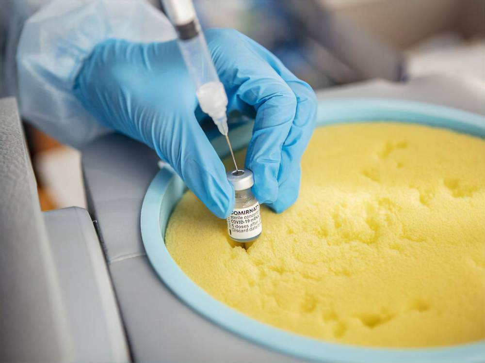Регионам поручили обеспечить введение 1,5 млн доз вакцины от коронавируса в неделю – Шмыгаль