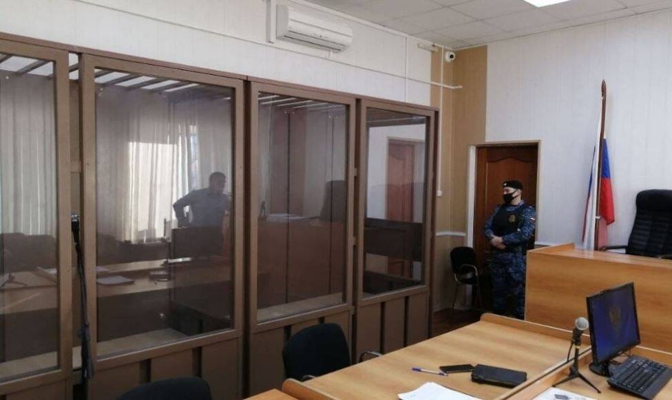 Обвиняемый в тройном убийстве житель Ямала сорвал суд, пытаясь разбить стеклянный бокс