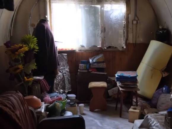 Россияне собирают деньги на квартиру омичке, живущей в бочке