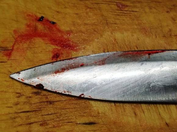 В Омской области дорожный рабочий ткнул ножом в глаз коллеге из-за трудового конфликта
