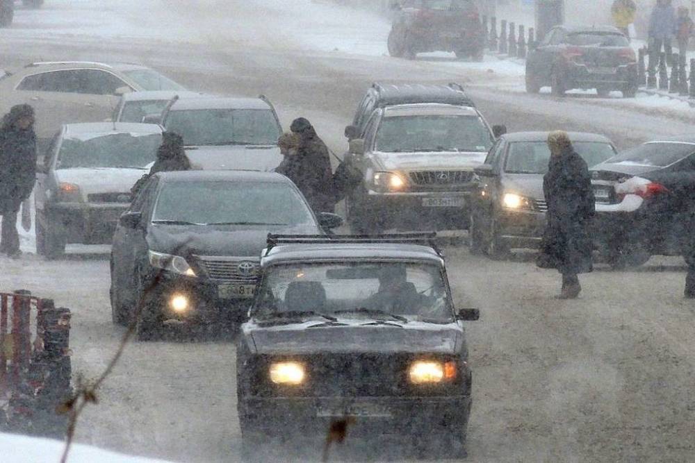 В Москве первый снег вызвал девятибалльные пробки