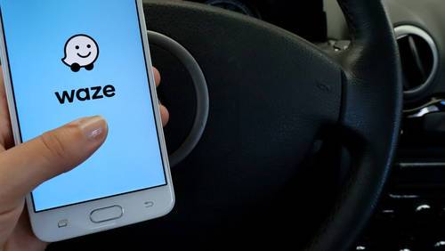 Израильтянка в машине попросила у прохожего показать Waze - и умчалась с его смартфоном