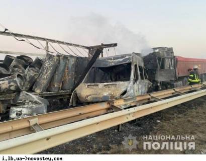 На трассе Киев-Одесса столкнулись два грузовых и три легковых автомобиля, три человека погибли