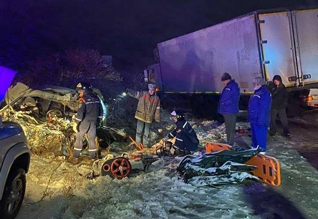 Снегопад и груда металла: легковушка врезалась в грузовик на заснеженной трассе М-5