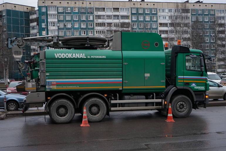 Из-за проливного дождя в Петербурге с Парашютной воду выкачивали насосной станцией
