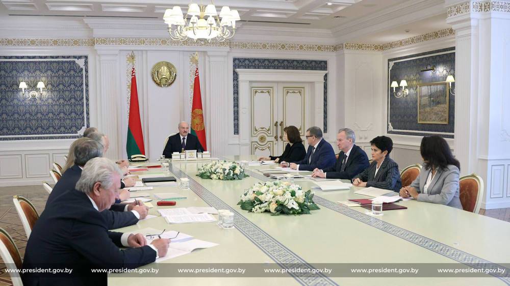 Лукашенко проводит встречу с группой по доработке Конституции
