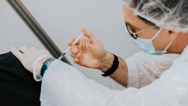 Врачи назвали причину, по которой вакцинированные украинцы продолжают заражаться коронавирусом
