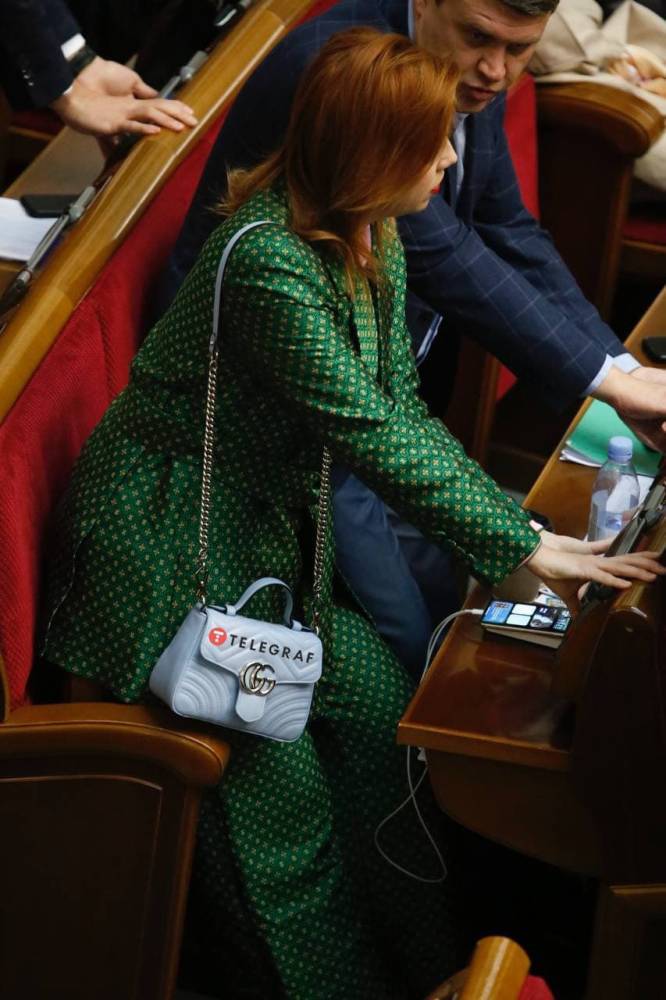 Нардеп пришла в Раду с сумкой за $2000, которую не снимала даже во время голосования