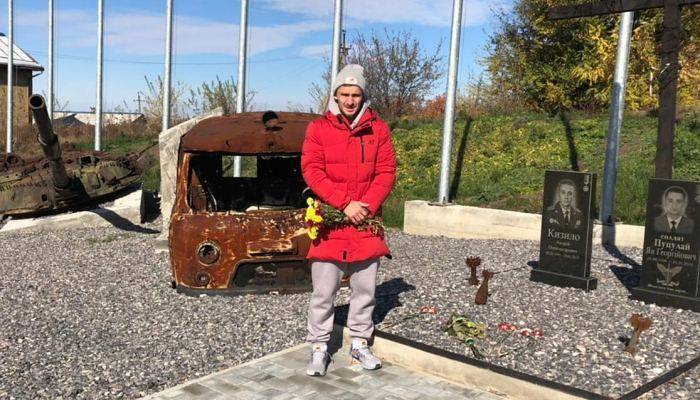 Новичок Краматорска Грачев возложил цветы к Монументу воинам АТО. Ранее он играл в России