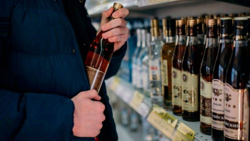Житель Глазовского района украл из магазина 12 бутылок коньяка и 2 бутылки вина