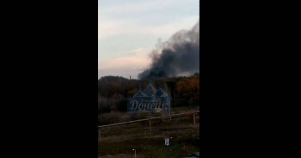 Окраина Донецка попала под обстрел: у оккупантов горел склад боеприпасов (видео)