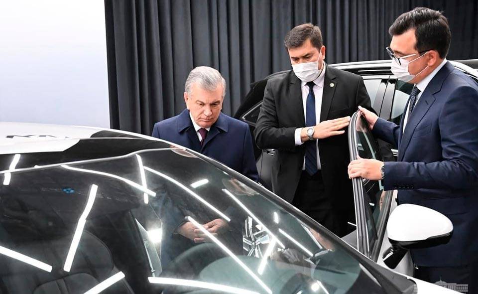 Мирзиёев посетил новый автомобильный завод в Джизаке. К середине 2023 года здесь планируется выпускать 100 тысяч авто KIA, Renault и Lada