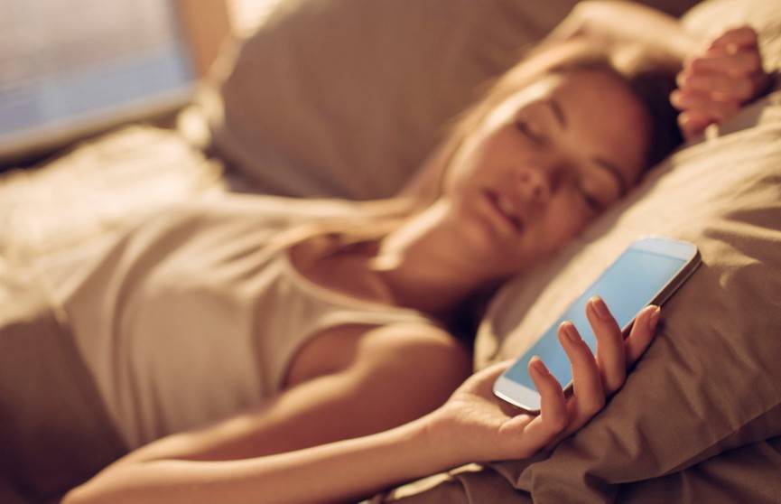 Куда лучше всего класть мобильный телефон во время сна? Отвечают эксперты