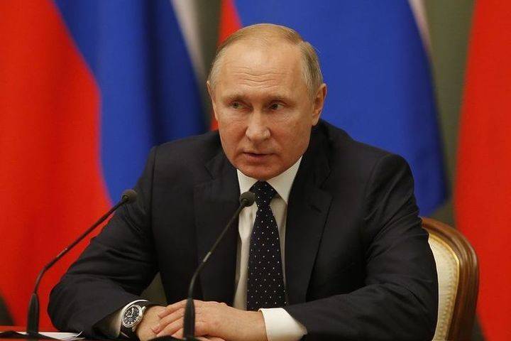 Путин пошутил про зарплату модератора Валдайского форума: не претендую