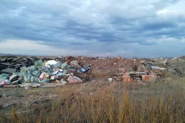 Отведённый под придорожное кафе участок в долине озера Угдан засыпают строительным мусором