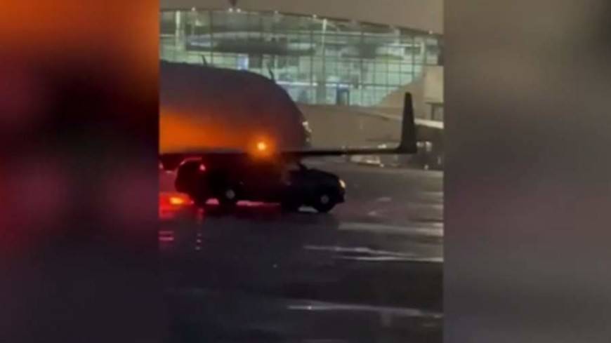 Самолет столкнулся с машиной в аэропорту Алматы