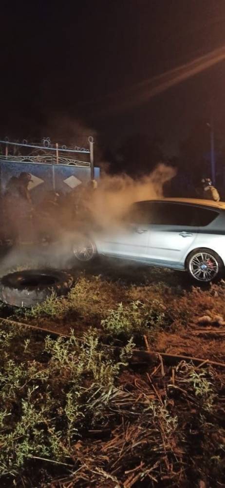 В Астраханской области за сутки сгорели автомобиль и 45 рулонов сена