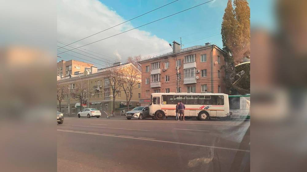 Маршрутка и иномарка столкнулись на центральной улице Воронежа