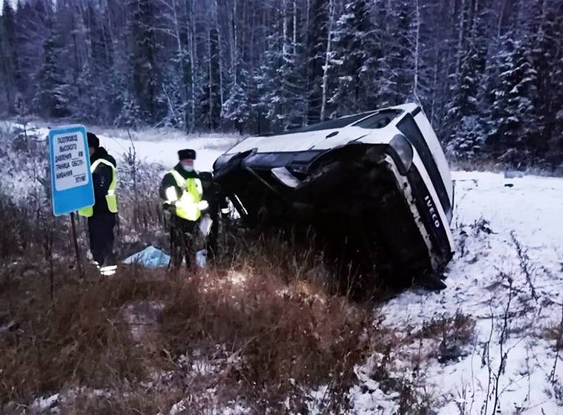 Погибший и 8 пострадавших: автобус опрокинулся в Свердловской области