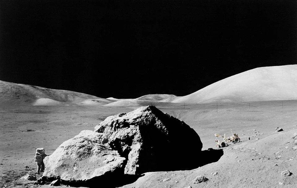 Первые лунные камни намекают на загадочные извержения вулканов
