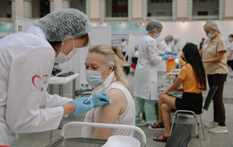 "Проблема с сознательностью": Песков объяснил низкий уровень вакцинации в России