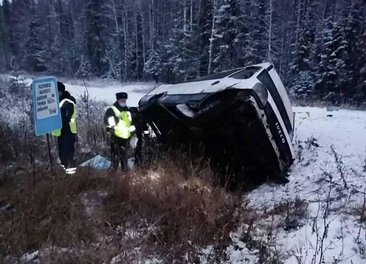 Пассажир на Урале вылетел из автобуса в момент ДТП и погиб, восемь человек пострадали