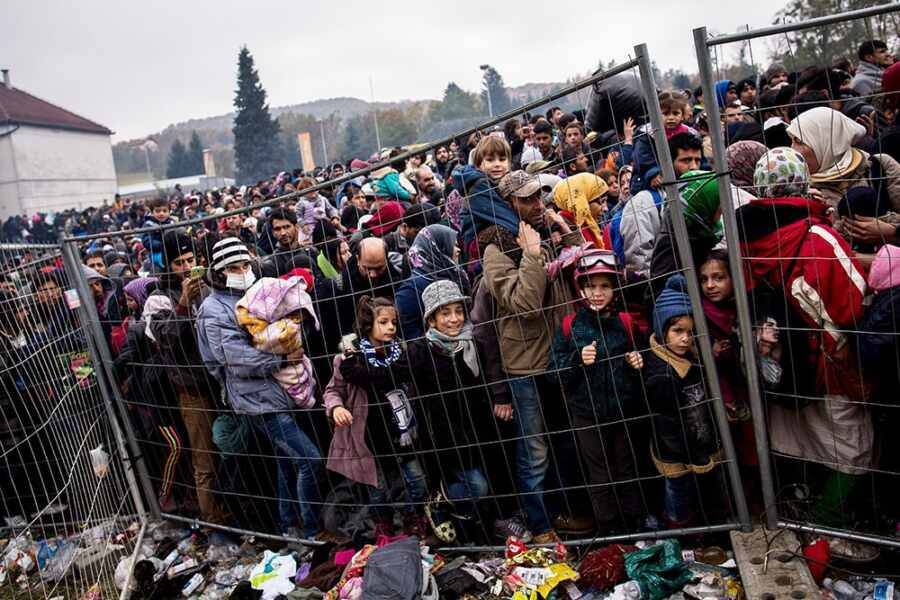 Захарова: Европа продолжает винить Москву и Минск в наплыве мигрантов