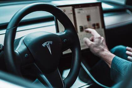 Tesla нашла способ сделать электромобили дешевле