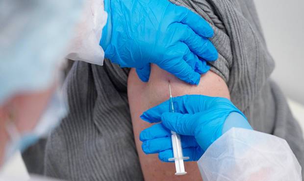 Смоленский суд признал незаконным увольнение из-за отказа сотрудников делать прививку от COVID-19