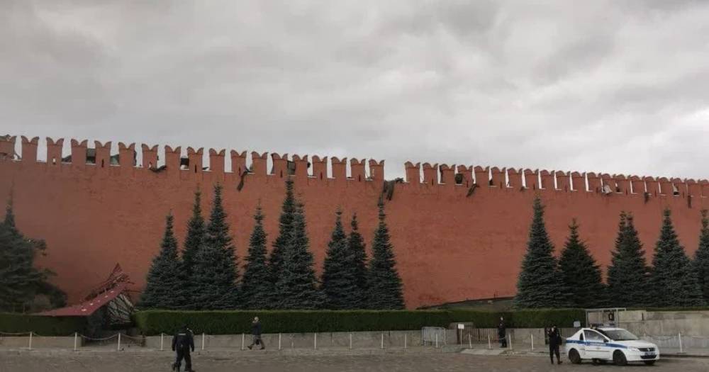 В Москве сильный ветер снес часть стены Кремля (видео)