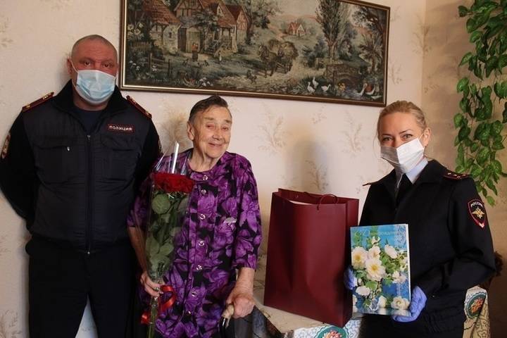 Серпуховские полицейские поддержали мать погибшего сотрудника