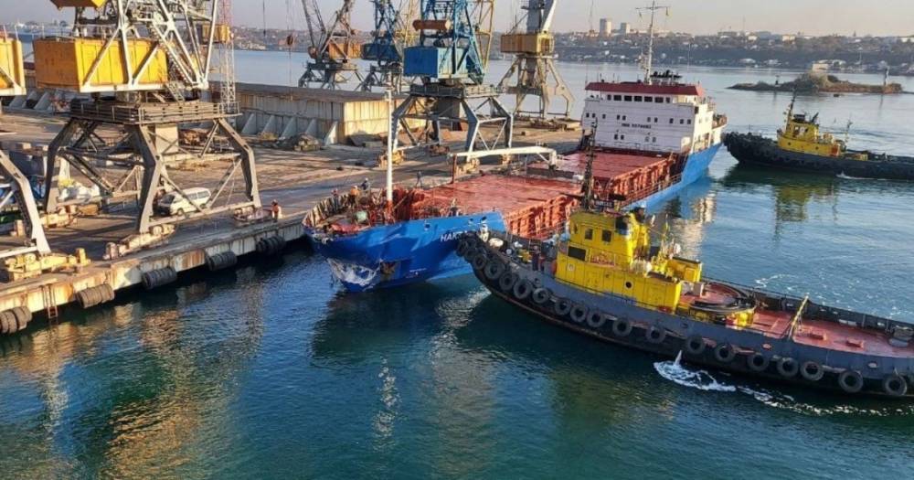 В порту под Одессой сухогруз врезался в причал (фото)
