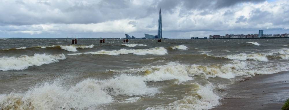 Спасите утопающих: ураганный ветер устроил Петербургу краш-тест