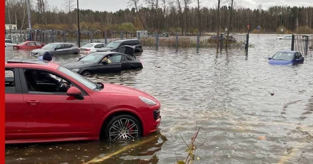 В Курортном районе Санкт-Петербурга из-за наводнения затопило около 100 автомобилей