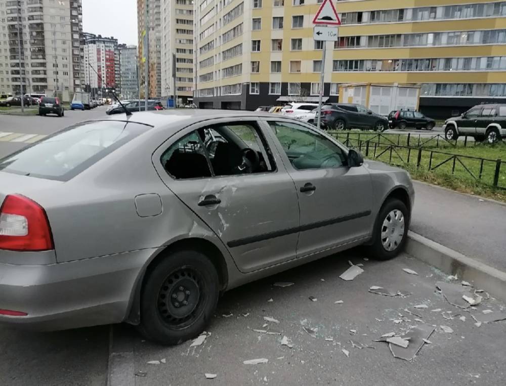 В Кудрово кусок фасада упал на автомобиль