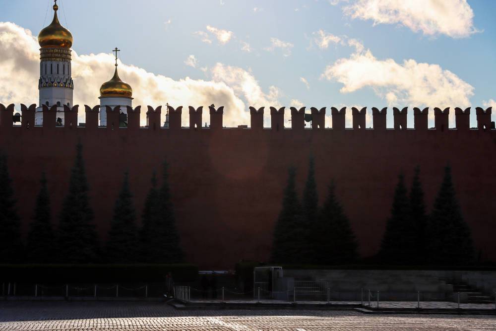 Сильный ветер в Москве сломал зубцы на кремлевской стене