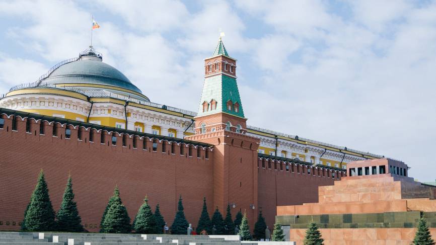 Ясновидящая Елена Батыр назвала повреждение зубцов на стене Кремля плохим знаком для РФ