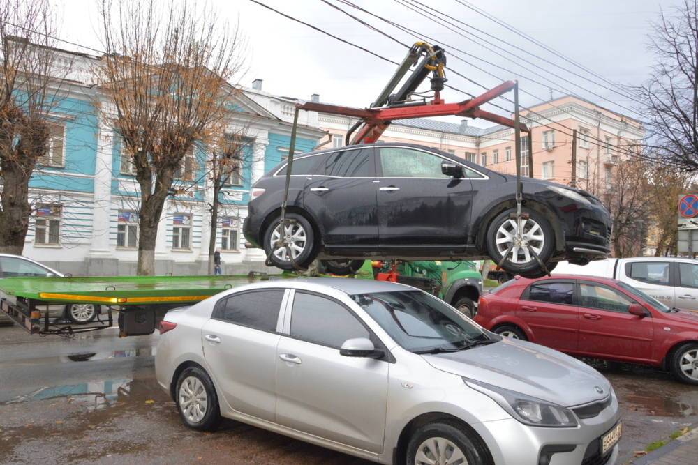 В Твери эвакуируют машины «инвалидов»