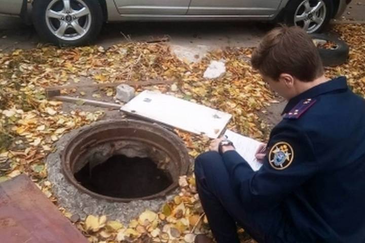 Воронежские следователи начали проверку случая падения девочки в канализационный люк